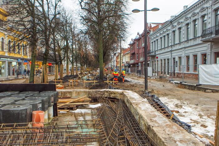 Klojamas naujas Laisvės alėjos grindinys