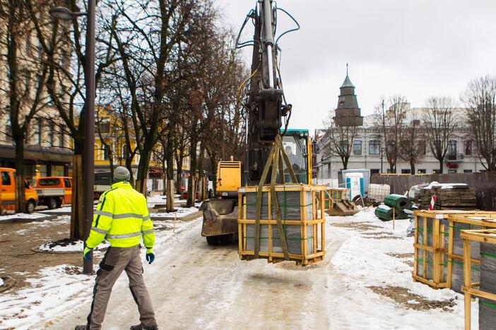 Klojamas naujas Laisvės alėjos grindinys