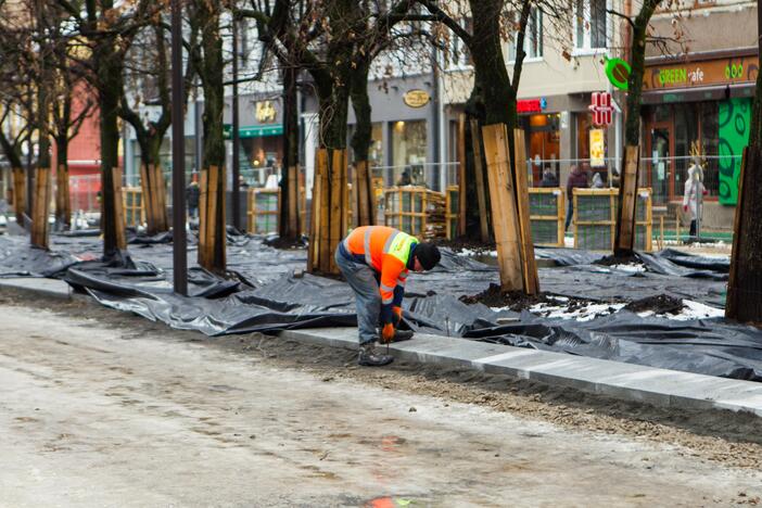 Klojamas naujas Laisvės alėjos grindinys