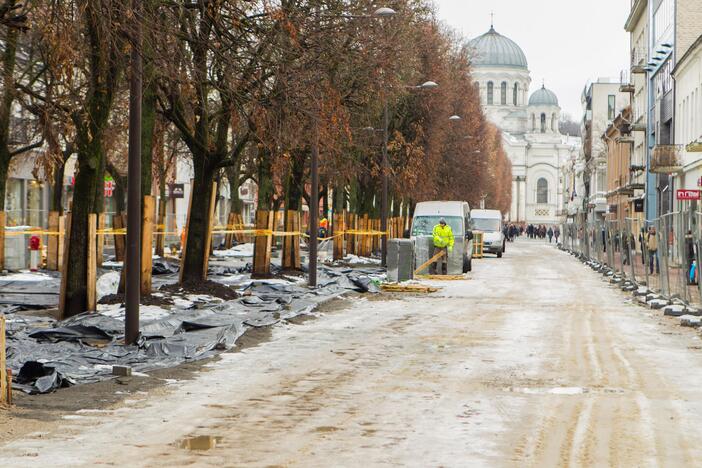 Klojamas naujas Laisvės alėjos grindinys