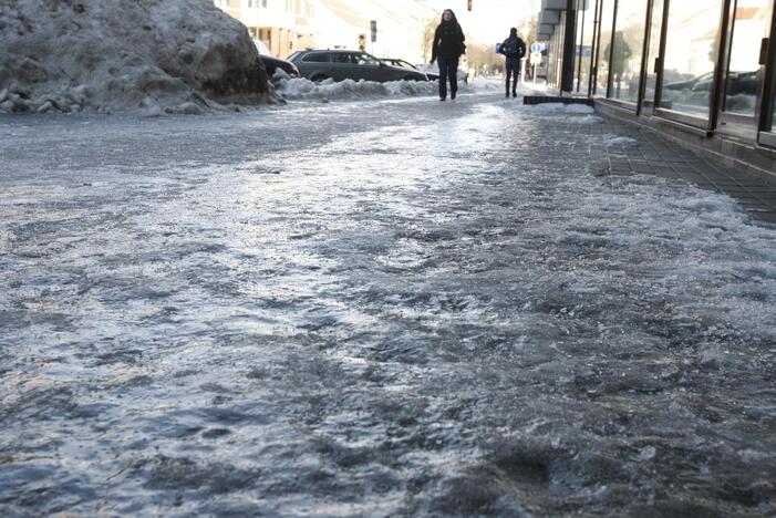 Miesto gatvės ir šaligatviai pasidengė ledu