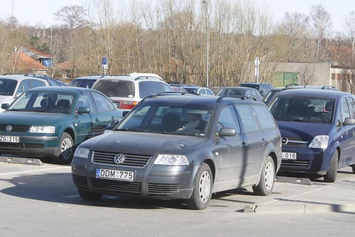 Paplūdimių prieigose – mokamas automobilių stovėjimas