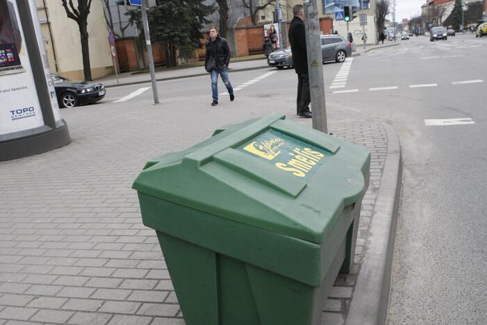 Priemonės: nors orai dar gana šilti, apie artėjančią žiemą primena smėlio dėžės.