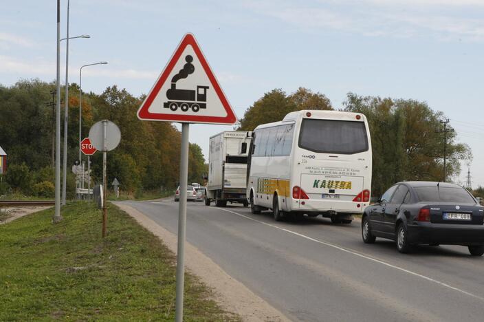 Reakcija: vairuotojai piktinasi, kad Tilžės gatvėje esanti pervaža uždaroma rytinio piko metu.