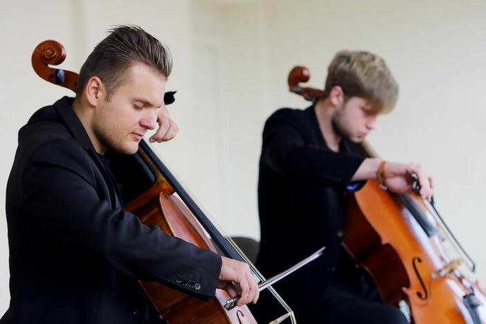 Demonstruoja: duetas "T&K Duo" atskleidžia unikalias violončelės galimybes.