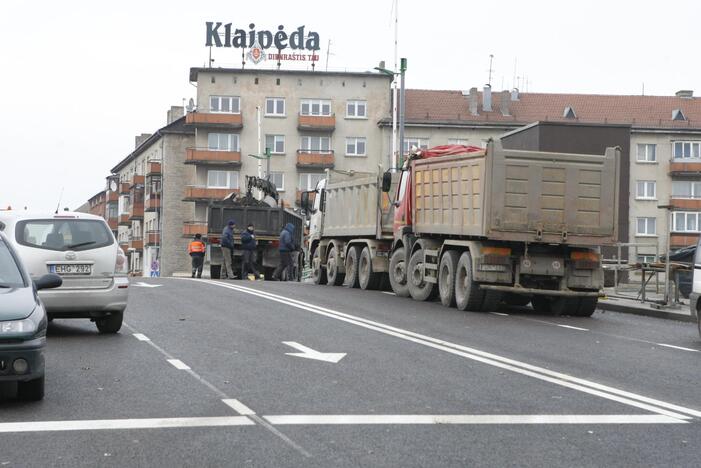 Nesugriuvo: tiltas atlaikė keturių pakrautų sunkvežimių svorį.