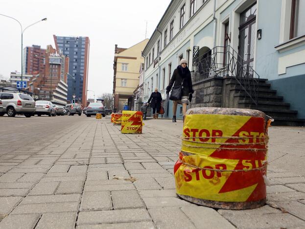  Išeitis: ryškia juosta apsukti stulpeliai tapo matomesni vairuotojams.