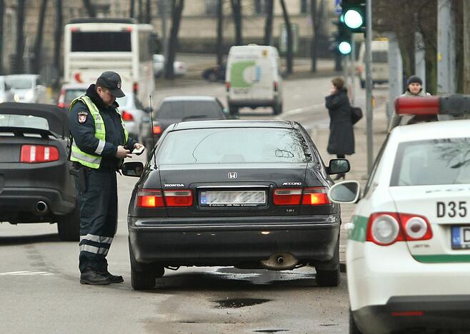 Patikra: kelių policininkai kiekvieną savaitgalį rengia reidus, bet kai kurių vairuotojų tai nė kiek negąsdina.