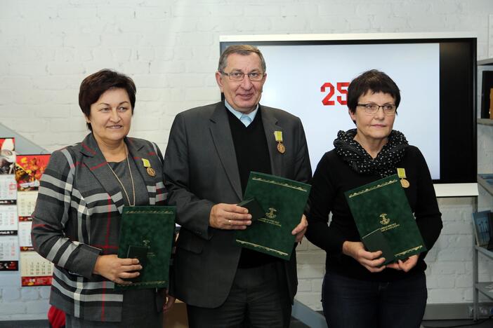 Už nuopelnus šalies ūkio gerovei įteikti medaliai S.Jokužio leidyklos-spaustuvės darbuotojams.