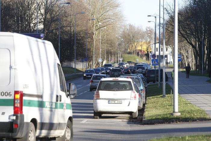 Išeitis: vietų automobiliams problemą galima išspręsti įrengiant laikiną aikštelę.