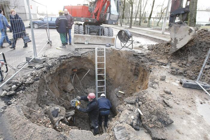 Strėvos bei Minijos gatvių daugiabučių gyventojai nerimavo, kas nutiko po jų langais.