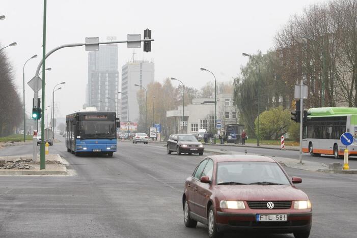 Pokyčiai: viešajam transportui skirta juosta galės naudotis daugiau nei keturis keleivius vežantys automobiliai.