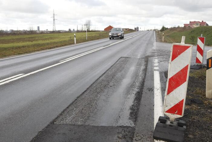 Neužteko: Jakų gyventojai juokauja, jog provėžas asfaltavę kelininkai pritrūko asfalto, nes nesugebėjo baigti darbų.