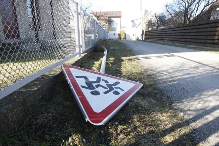 Akibrokštas: vaikų saugumui užtikrinti įrengtas ženklas ant žemės mėtosi jau keletą savaičių.