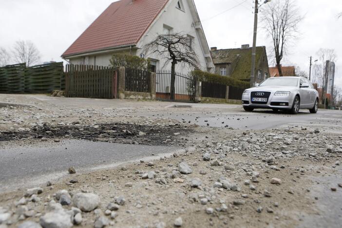 Situacija: klaipėdiečiai baiminasi, jog, užbaigus vandentiekio tinklų rekonstrukciją, gatvė taip ir liks duobėta.