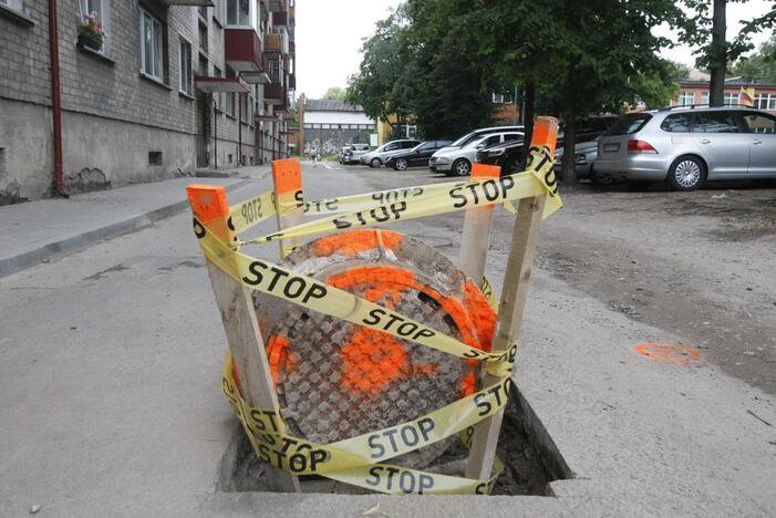 Kliūtis: raudonai paženklintas dangtis byloja apie didesnių darbų pradžią.