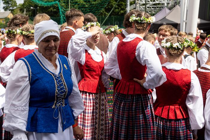 Dainų šventės šokių diena „Amžių tiltais“