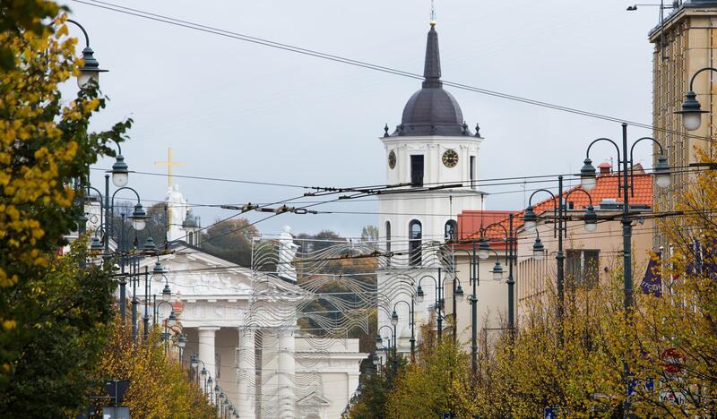 Oras sostinėje po truputį vėsta, tačiau šiluma rudens darganoms lengvai nepasiduoda