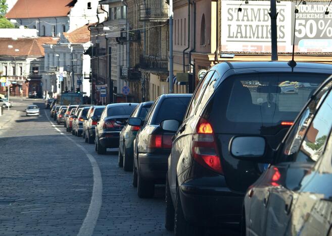 Ekonomistai nesutaria dėl automobilių mokesčio įvedimo