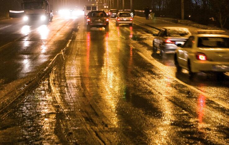 Dėl plikledžio eismo sąlygos sudėtingos Telšių, Plungės ir Šakių rajonuose