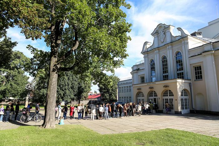 Bilietų į teatrą kauniečiai laukė 5 valandas