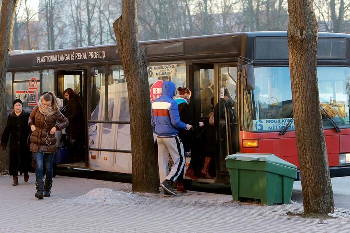 Šaltis klaipėdiečius suvijo į autobusus