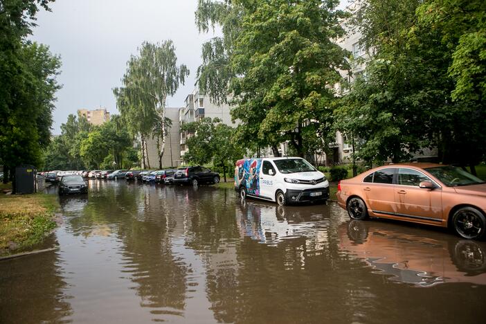 Po alinančios kaitros Kauną nuplovė liūtis