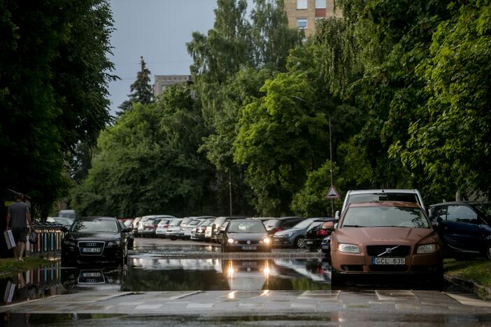 Po alinančios kaitros Kauną nuplovė liūtis