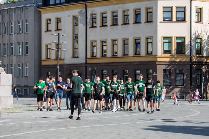 „Žalgirio“ sirgalių eisena prieš LKL finalo rungtynes