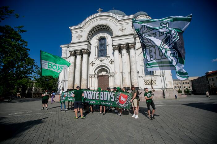 „Žalgirio“ sirgalių eisena prieš LKL finalo rungtynes