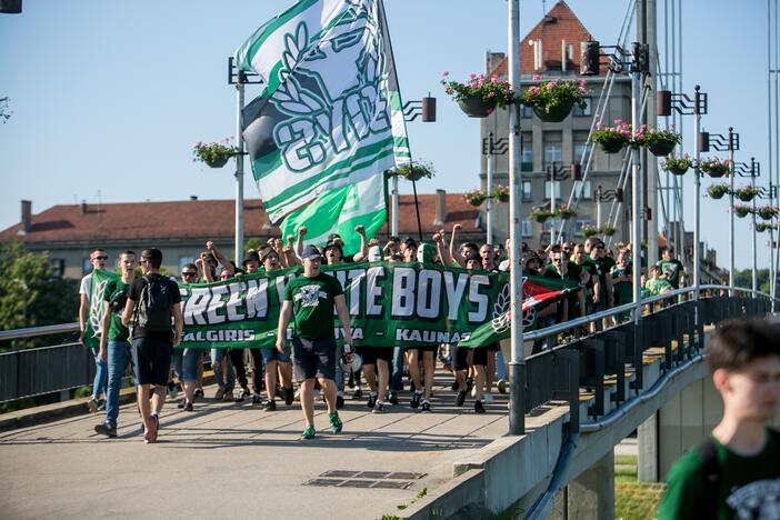 „Žalgirio“ sirgalių eisena prieš LKL finalo rungtynes