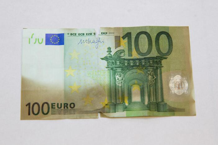 Pristatyti naujieji 100 ir 200 eurų banknotai