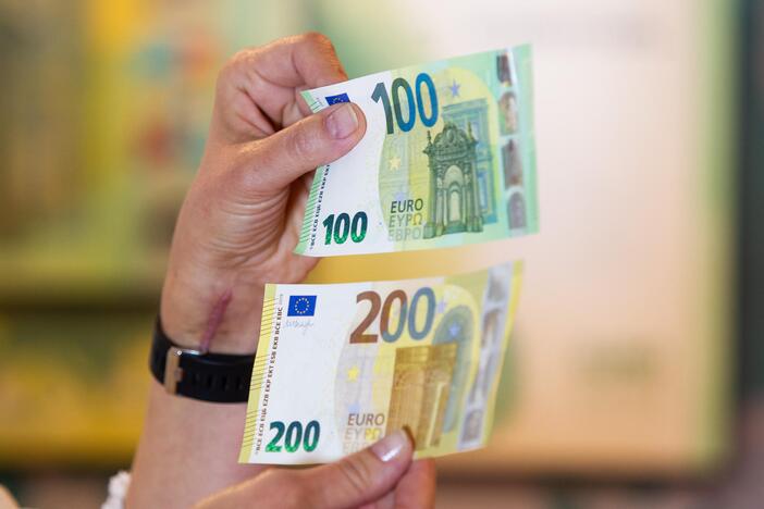 Pristatyti naujieji 100 ir 200 eurų banknotai