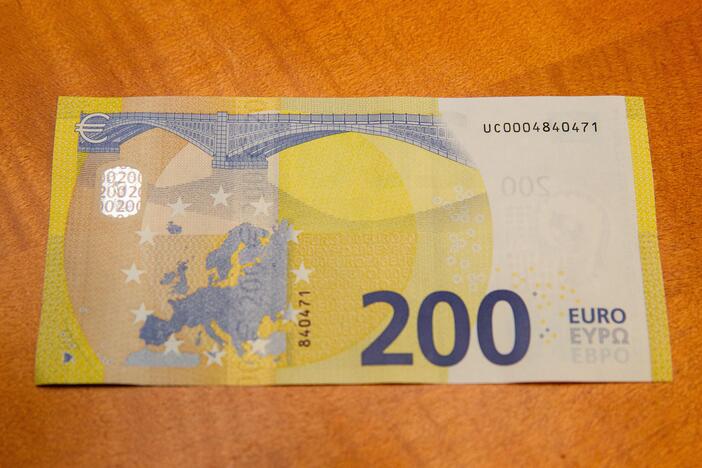 Pristatyti naujieji 100 ir 200 eurų banknotai