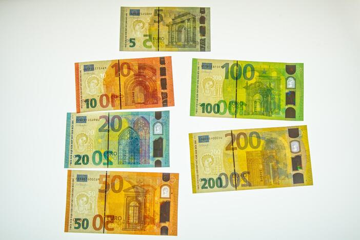 Pristatyti naujieji 100 ir 200 eurų banknotai