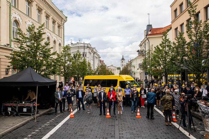 Savivaldybėms perduoti 25 geltonieji autobusiukai