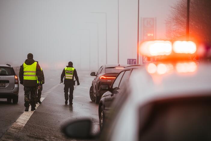 Policija pradėjo masinę judėjimo kontrolę