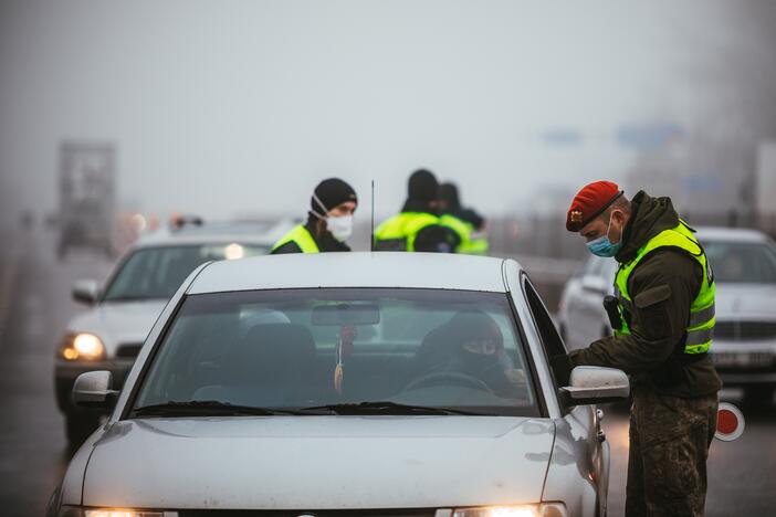 Policija pradėjo masinę judėjimo kontrolę