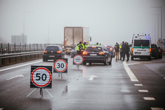 Policija pradėjo masinę judėjimo kontrolę