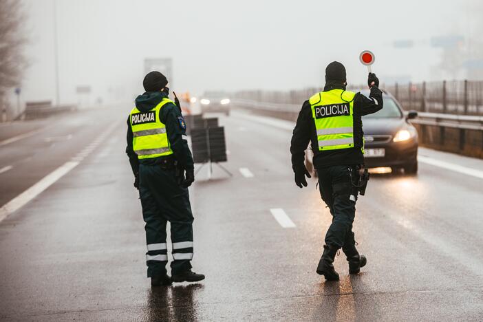 Policija pradėjo masinę judėjimo kontrolę