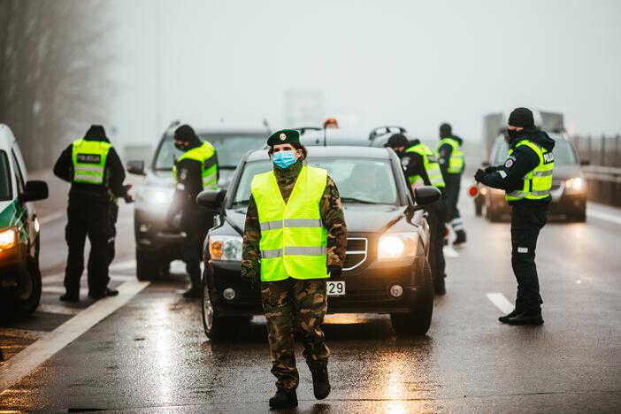 Policija pradėjo masinę judėjimo kontrolę