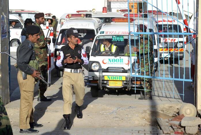 Pakistane prie policijos automobilio sprogus bombai sužeista 19 žmonių