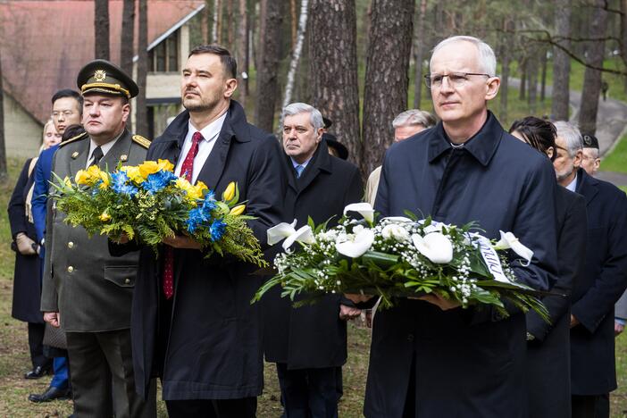 Seimo pirmininkė pagerbė Antrojo pasaulinio karo aukas, už laisvę kovojančią Ukrainą