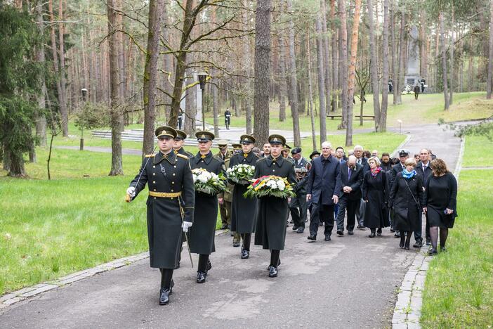 Seimo pirmininkė pagerbė Antrojo pasaulinio karo aukas, už laisvę kovojančią Ukrainą