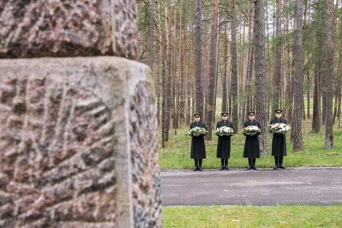 Seimo pirmininkė pagerbė Antrojo pasaulinio karo aukas, už laisvę kovojančią Ukrainą