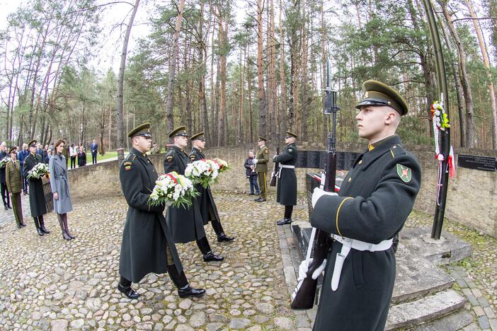 Seimo pirmininkė pagerbė Antrojo pasaulinio karo aukas, už laisvę kovojančią Ukrainą