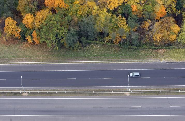 Didžiojoje šalies dalyje kelių dangos drėgnos arba šlapios