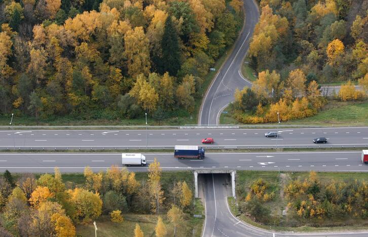 Mažėja leistinas greitis automagistralėse, galima važiuoti su dygliuotomis padangomis