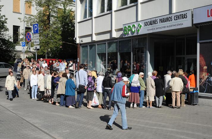 Siūlo pažeminti pajamų kartelę norintiems socialinės paramos