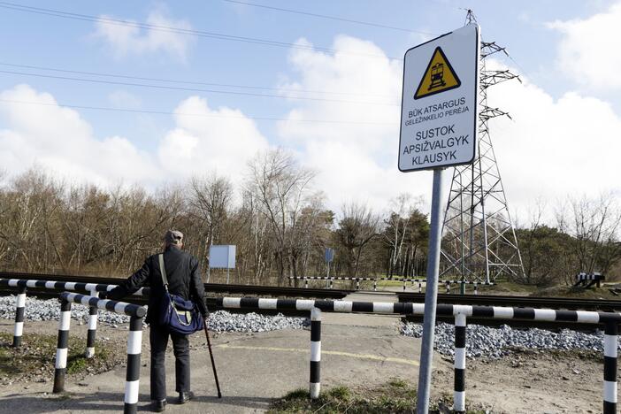 Įvyko: ne visi sustoję prie perėjos kantriai laukia, kol traukinys pravažiuos.